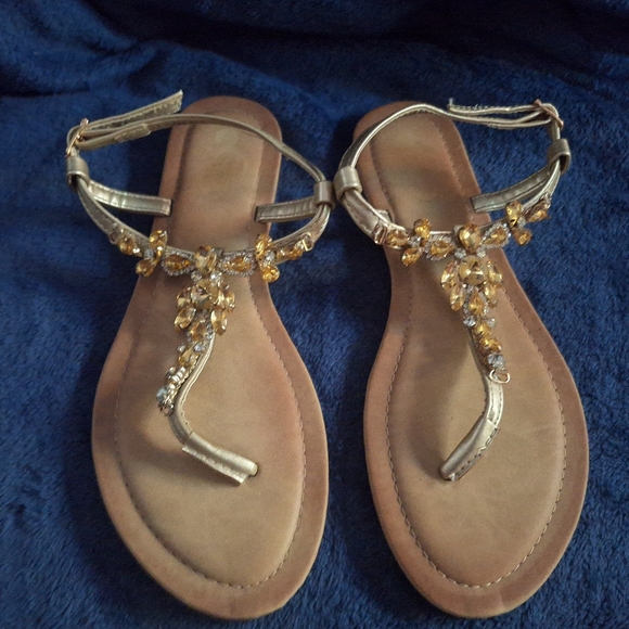 Women's Tan T-Strap Sandals Size 10 - Picture 11 of 11